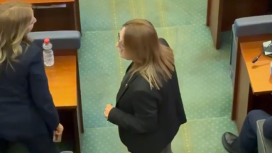 Photo of Tension në Kuvend, Haxhiu-Bajramit: Për çka po i afrohesh deputetit, ulu në vend