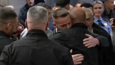 Photo of Familjarët përqafohen në sallë pas dënimit për vrasësit e Liridonës