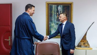 Photo of Ambasadori i Mbretërisë së Suedisë Ola Sohlström viziton zëvendësministrin Admir Shabani