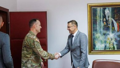 Photo of Shabani pret në takim atashehun ushtarak të SHBA-së, kolonelin Daniel Skuajers