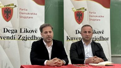 Photo of Hevzi Jashari në krye të degës së PDSH-së në Likovë