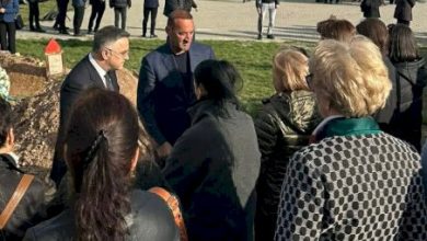 Photo of Varrimi i babait të Albulena Haxhiut, të pranishëm edhe Daut Haradinaj dhe Besnik Tahiri