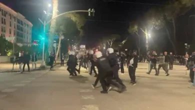 Photo of Po hidhnin molotovë drejt kryeministrisë, policia arreston në flagrancë 4 persona