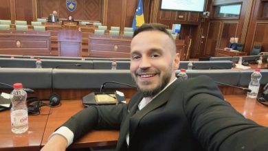 Photo of Familja Geci thotë se fjalimi i deputetit kundër Thaçit u shkrua nga Ilir Kërçeli, e vetë Fatos Geci i kundërshton u thotë “mos spekuloni”