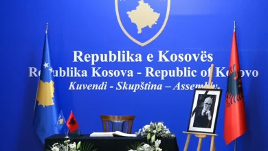 Photo of Haxhiu i hap homazhet për kolosin e letrave shqipe, Rexhep Qosjen