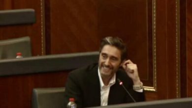 Photo of “A t’u ka ni zoni”, Uran Ismaili replikon me Hekuran Muratin: Karrigen e 30 euro për pacientë po e bleni 350 euro