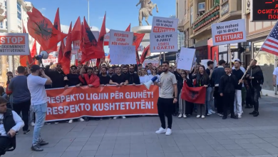 Photo of Fillon marshi i studentëve drejtë ministrisë së drejtësisë me moton “NE FLASIM SHQIP”