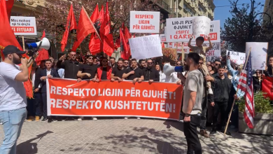 Photo of “Ligji në letër, diskriminim në praktikë”/ Nis protesta për provimin në gjuhën shqipe në Maqedoninë e Veriut, studentët “pushtojnë” Shkupin