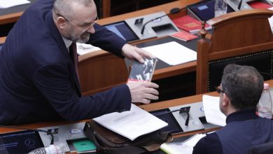 Photo of FOTO/ Ulsi Manja i dhuron Erion Braçes librin “Stalini përballë Hitlerit”