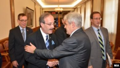 Photo of Ali Ahmeti për Eliot Engel: Ishte mik i madh i shqiptarëve, shqiptarët ishin me fat që e patën