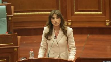 Photo of Nga protestat në rrugë, te arrestimet disa herë/ Profil, kush është Albulena Haxhiu, presidentja e përkohshme e Kosovës
