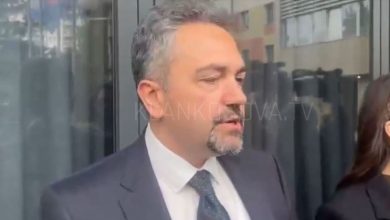 Photo of Ushtruesja e detyrës së presidentes së Kosovës, Albulena Haxhiu ka pritur në takim kryetarin e Komisionit Qendror të Zgjedhjeve (KQZ), Kreshnik Radoniqin, ku po diskutohet për zgjedhjet e reja. Mediat janë lejuar të marrin pamje vetëm në fillim të takimit. Lexo edhe: Disa kongresistë amerikanë dalin me nismë për ti vënë emrin e Eliot Engel Ambasadës në Kosovë Kosova dështoi ta zgjedhë presidentin e ri, brenda afatit të përcaktuar nga Gjykata Kushtetuese, që ishte data e djeshme, 28 prilli. Lëvizja Vetëvendosje, nuk arriti të bëjë marrëveshje me opozitën për këtë çështje dhe si rezultat i kësaj vendi shkon në zgjedhje të parakohshme brenda 45 ditësh. Qe i bie që zgjedhjet mund të zhvillohen me 31 maj ose 7 qershor.