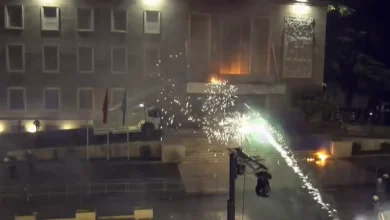 Photo of Menjëherë pas fjalës së Berishës, protestuesit nisin hedhjen e molotovëve, përgjigjet policia