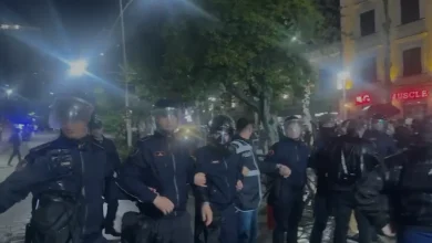 Photo of Policia nuk lejon protestuesit të shkojnë në Kuvend, nisin përplasjet fizike