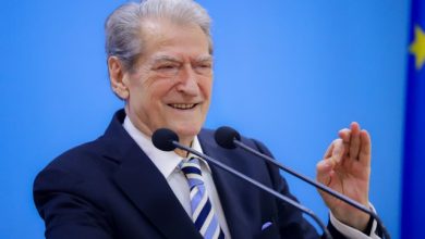 Photo of “Rama krahasoi protestuesit me falangat e Hitlerit”, Berisha: Greqia me 3 mijë km brigje, paska problem një investim në Shqipëri