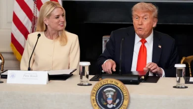 Photo of “Presidenti është i irrituar me mënyrën si u trajtua dosja e Epstein”, CNN: Trump gati të largojë kryeprokuroren Pam Bondi