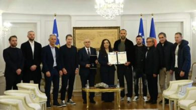 Photo of Vjosa Osmani dekoron futbollistët e Kosovës