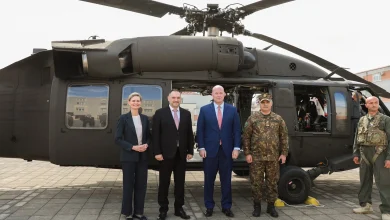 Photo of Ambasadori i SHBA në NATO viziton bazën ushtarake të Kuçovës, Whitaker: Shqipëria, nyje e rëndësishme logjistike