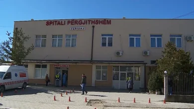Photo of Spitali i Ferizajt: Nëna e mbylli derën e tualetit, foshnjën e lindur e hodhi në koshin e mbeturinave