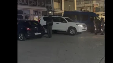 Photo of Ekskluzive: Njësia Speciale bastis shtëpinë e zëdhënësit të komunës në Skenderaj dhe të disa personave tjerë