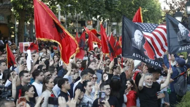 Photo of Nis protesta në kryeqytet/ Të rinjtë marshojnë drejt ambasadës maqedonase, dalin krah studentëve shqiptarë në RMV për të drejtën e gjuhës shqipe