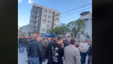 Photo of Lushtaku ende në intervistë, qytetarët e presin me muzikë