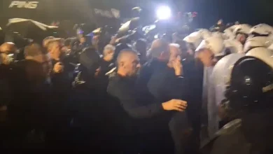 Photo of Protesta e PD, Bledion Nallbati përplaset fizikisht me efektivët: Kujdes po të them se një ditë…