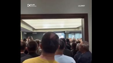 Photo of Si zë salla, pejanët qëndrojnë edhe jashtë për t’i dëgjuar Osmanin e Abdixhikun (VIDEO)