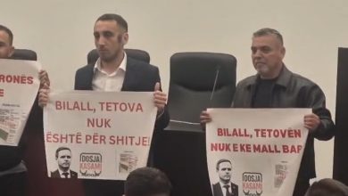 Photo of “Këshilltarët e BDI-së dhe AKI-së me pankarta bllokojnë seancën e këshillit komunal”