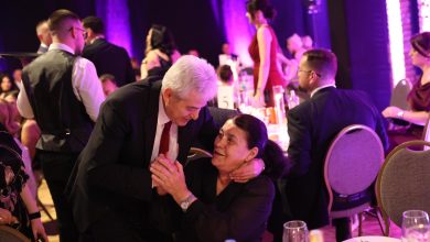 Photo of Ali Ahmeti në dasmën e Luan Shkëlzen Haradinaj, përqafim i ngrohtë me nënën Rukë!