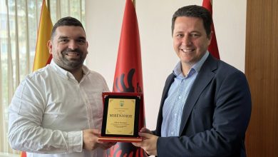 Photo of Valbon Limani ndanë mirënjohje Albon Rexhepit për kontributin e tij në shkencë dhe teknologji në arenën ndërkombëtare