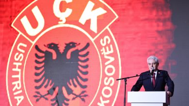 Photo of Ali Ahmeti nderon Fehmi dhe Xhevë Lladrovcin në ceremoninë përkujtimore