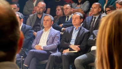 Photo of Kasami dhe Mexhiti së bashku me Albin Kurti në shfaqjen “Përtej hekurave” në Shkup