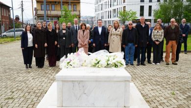 Photo of Haxhiu përkujton Konushevcin dhe Malajn në 28-vjetorin e vrasjes së tyre