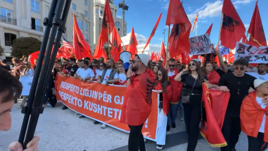 Photo of “O sa mirë me qenë shqiptarë”/ Protesta e studentëve shqiptarë në RMV, tubimi shoqërohet me thirrje patriotike dhe Himnin Kombëtar