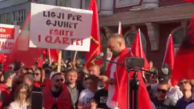 Photo of Jon Selimi nga protesta: Gjeneratat ndryshojnë, por idealet nuk shuhen