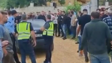 Photo of Shoferi u largua pasi hodhi drutë në rrugë, Policia në kërkim të tij