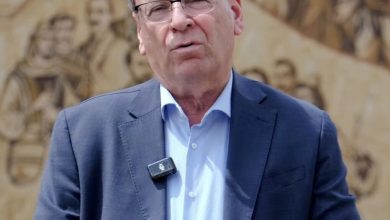 Photo of Fatmir Toçi fton qytetarët në Panairin e parë të Librit Shqip në Shkup