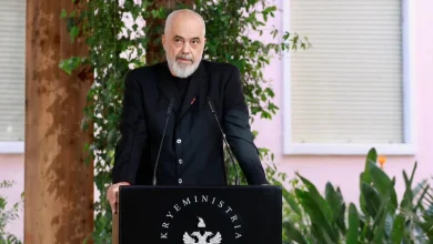 Photo of Kryeministri Rama dekoron Tedi Papavramin me “Yllin e Oficerit të Urdhrit Suprem të Shqiponjës”: Faleminderit që shkove në Europë si një shqiptar i bukur