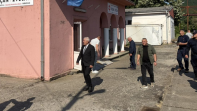 Photo of Tre ministrat e Qeverisë Kurti në Zveçan mbikëqyrin heqjen e një tabele cirilikë dhe vendosjen e flamurit të Kosovës