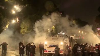 Photo of (VIDEO) Nisin tensionet në marshimin e opozitës! Protestuesit gjuajnë me molotovë, policia hedh gaz lotsjellës dhe ujë me presion