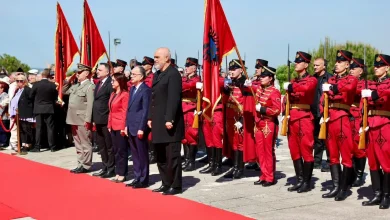 Photo of Sot 5 Maji, Kryeministri Rama dhe Presidenti Begaj homazhe në Varrezat e Dëshmorëve