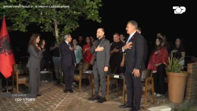 Photo of Video/ Momenti emocionues në Top Story, studenti i kërkon Grida Dumës dhe panelit të të ftuarve të këndojnë së bashku Himnin Kombëtar
