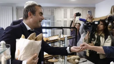 Photo of Kryeministri francez shkakton “skandal” duke blerë bukë për 1 Maj
