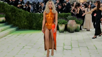 Photo of Kim Kardashian shkëlqen në Met Gala me veshje të frymëzuar nga vitet ’60, bashkëpunim me artistë të njohur