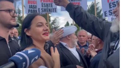 Photo of “Ke ardhur për ta provokuar masën”, Fitore Pacolli del para protestuesve