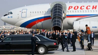 Photo of Video/ Takimi me homologun Xi Jinping, Putin mbërrin në Pekin, pritet me ceremoni madhështore nga zyrtarët e lartë kinezë