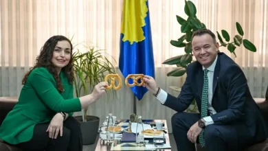Photo of “Ku je z.kryetar” Përshëndetje e ftohtë mes Vjosa Osmanit e Faton Pecit në një tubim
