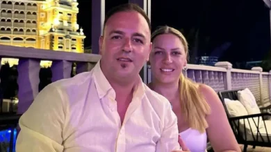 Photo of Gruaja e Nexhat Osmanit me jelek e dimi duke vozitur veturën