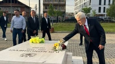 Photo of Ali Ahmeti kujton Ilir Konushevcin dhe Hazir Malën: Humbja e Ilirit ishte goditje e rëndë për UÇK-në dhe për të gjithë bashkëluftëtarët